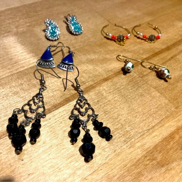 Source Unknown Jewelry - Lot of five pairs of earrings, individual photos included
